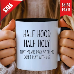 Taza "Mitad Capucha, Mitad Sagrada": Divertida taza de café cristiana, idea de regalo religioso, diseño de las Escrituras, cerámica duradera, apta para microondas y lavavajillas.