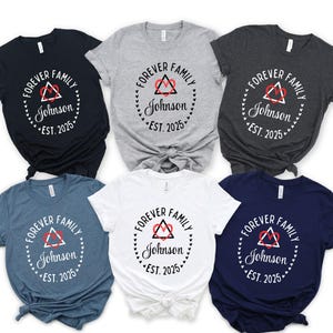 Camiseta de adopción para toda la familia, con nombre y año personalizados y diseño de corazón (unisex, tallas S-3XL, algodón hilado en anillo) imagen 1