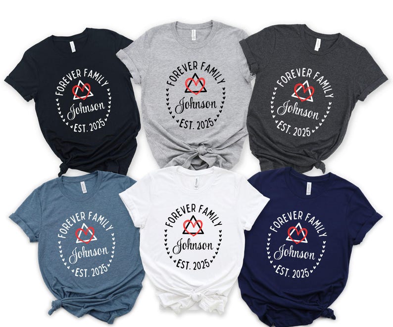 Camiseta de adopción para toda la familia, con nombre y año personalizados y diseño de corazón (unisex, tallas S-3XL, algodón hilado en anillo) imagen 1