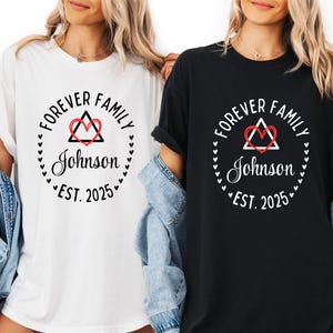 Camiseta de adopción para toda la familia, con nombre y año personalizados y diseño de corazón (unisex, tallas S-3XL, algodón hilado en anillo) imagen 2