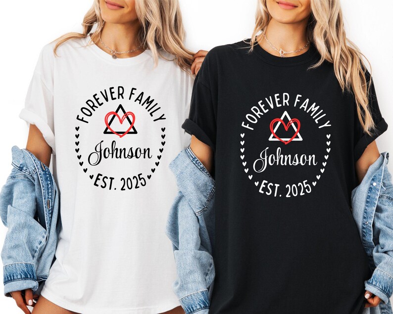 Camiseta de adopción para toda la familia, con nombre y año personalizados y diseño de corazón (unisex, tallas S-3XL, algodón hilado en anillo) imagen 2