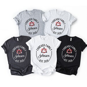 Camiseta de adopción para toda la familia, con nombre y año personalizados y diseño de corazón (unisex, tallas S-3XL, algodón hilado en anillo) imagen 3