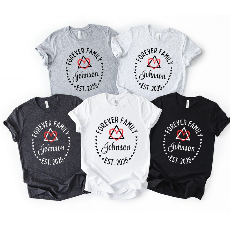 Camiseta de adopción para toda la familia, con nombre y año personalizados y diseño de corazón (unisex, tallas S-3XL, algodón hilado en anillo) imagen 3