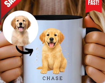 Könnte beinhalten: Eine weiße Keramiktasse mit schwarzem Innenraum zeigt eine Illustration eines Golden Retriever-Welpen und den Namen "CHASE" in Schwarz. Ein kleineres Bild des Welpen befindet sich links. Die Tasse hat einen hellblauen Hintergrund mit goldenen Akzenten.