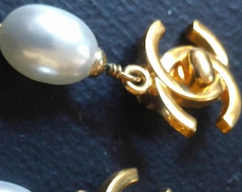 x Gold Plated & Faux Pearl 'CC' Turnlock Dangle EARRINGS - CHANEL - 1996 - Vintage