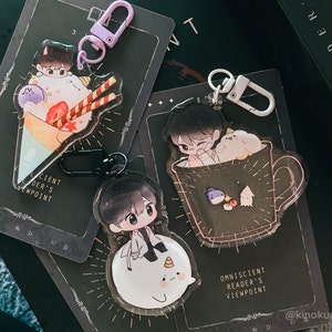 Könnte beinhalten: Drei Anime-Charakter-Schlüsselanhänger mit verschiedenen Designs. Der erste Schlüsselanhänger zeigt einen Charakter, der einen Eiswaffel mit einer Erdbeere und Streuseln hält. Der zweite Schlüsselanhänger zeigt einen Charakter, der eine Tasse Kaffee mit einem wolkenförmigen Marshmallow hält. Der dritte Schlüsselanhänger zeigt einen Charakter, der auf einer Wolke mit einem Einhornhorn sitzt. Jeder Schlüsselanhänger hat einen schwarzen Metallring und einen transparenten Kunststoffhintergrund.