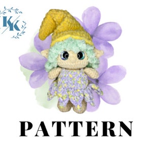 Op de afbeelding: Haakpatroon voor een kleine gnome met een gele hoed, groen haar en een paars-gele jurk. De gnome zit op een paarse bloem.