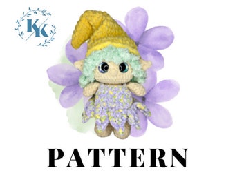 Puede incluir: Patrón de crochet para un pequeño gnomo con un sombrero amarillo, cabello verde y un vestido morado y amarillo. El gnomo está sentado en una flor morada.