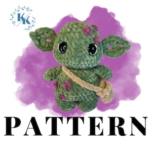 Op de afbeelding: Haakpatroon voor een groen en paars amigurumi-wezentje met grote ogen en een klein tasje. Het patroon heet "PATTERN".