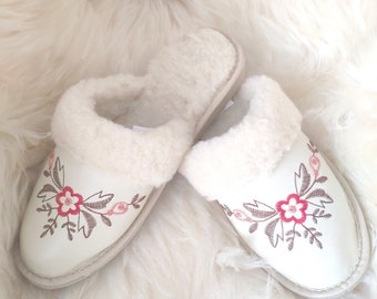 Women's Warm Slippers, Winter Slippers for Her, White Polish Mules, Warm Home Flip Flops, Furry Slippers, White Slippers with Flowers