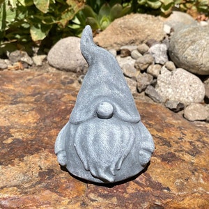 Handgemachter Gartenzwerg aus Zement