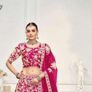 Różowa jedwabna lehenga choli z haftem kwiatowym i cekinami