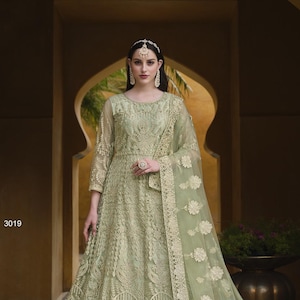 Abito Anarkali in rete a farfalla di colore chiaro con designer Dupatta Pakistani Wedding & Wear Abito lungo Anarkali per donna / ragazza