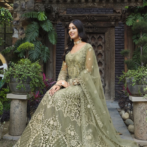 Ricevimento di nozze Abiti da festa Designer Floor Touch Anarkali Abito adatto a abiti indiani pakistani Abito da lavoro con ricamo pesante da donna