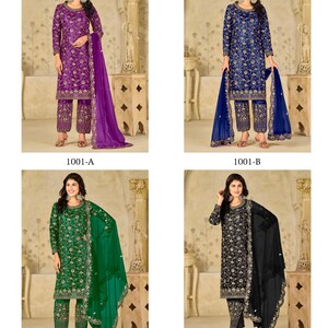 Pu&ograve; includere: Una collezione di quattro completi a tre pezzi con tuniche a maniche lunghe, pantaloni dritti abbinati e dupatta trasparenti. Ogni set &egrave; riccamente ricamato con motivi floreali in viola, blu, verde e nero con dettagli color oro.