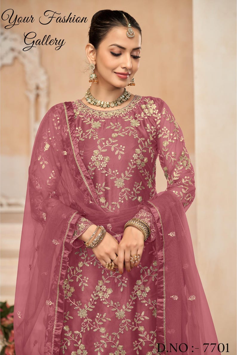 Op de afbeelding: Een roze geborduurde jurk met een bijpassende, doorschijnende dupatta. De jurk heeft een ronde hals en lange mouwen. De dupatta is versierd met een bloemenpatroon. D.NO: 7701