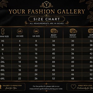 Pu&ograve; includere: Una tabella delle taglie nera e oro intitolata YOUR FASHION GALLERY. La tabella elenca le taglie indiane, statunitensi e britanniche con misure di busto, vita e fianchi in pollici, da XS a 6XL. Include TAILORED TO PERFECTION e MADE WITH LOVE.