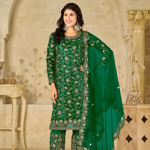 Pu&ograve; includere: Un completo salwar kameez verde smeraldo intenso composto da una tunica a maniche lunghe e pantaloni abbinati, entrambi decorati con intricati ricami floreali dorati e paillettes. &Egrave; incluso un dupatta verde trasparente con bordo smerlato ricamato.