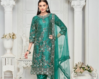 Può includere: Un completo a tre pezzi color verde ottanio composto da una tunica a maniche lunghe con ricami argentati e motivo a rombi, pantaloni dritti abbinati e una dupatta trasparente ricamata con bordo sfrangiato. D.NO :- 2413.