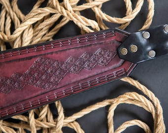 Ozdobnie inkrustowana, ręcznie tłoczona skórzana łopatka do BDSM • Wyprodukowano w Kalifornii