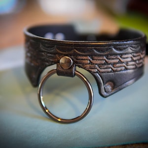 Coleira/gargantilha de couro preto para bondage, feita artesanalmente na Califórnia, com estampa feita à mão e argola tamanho GG.