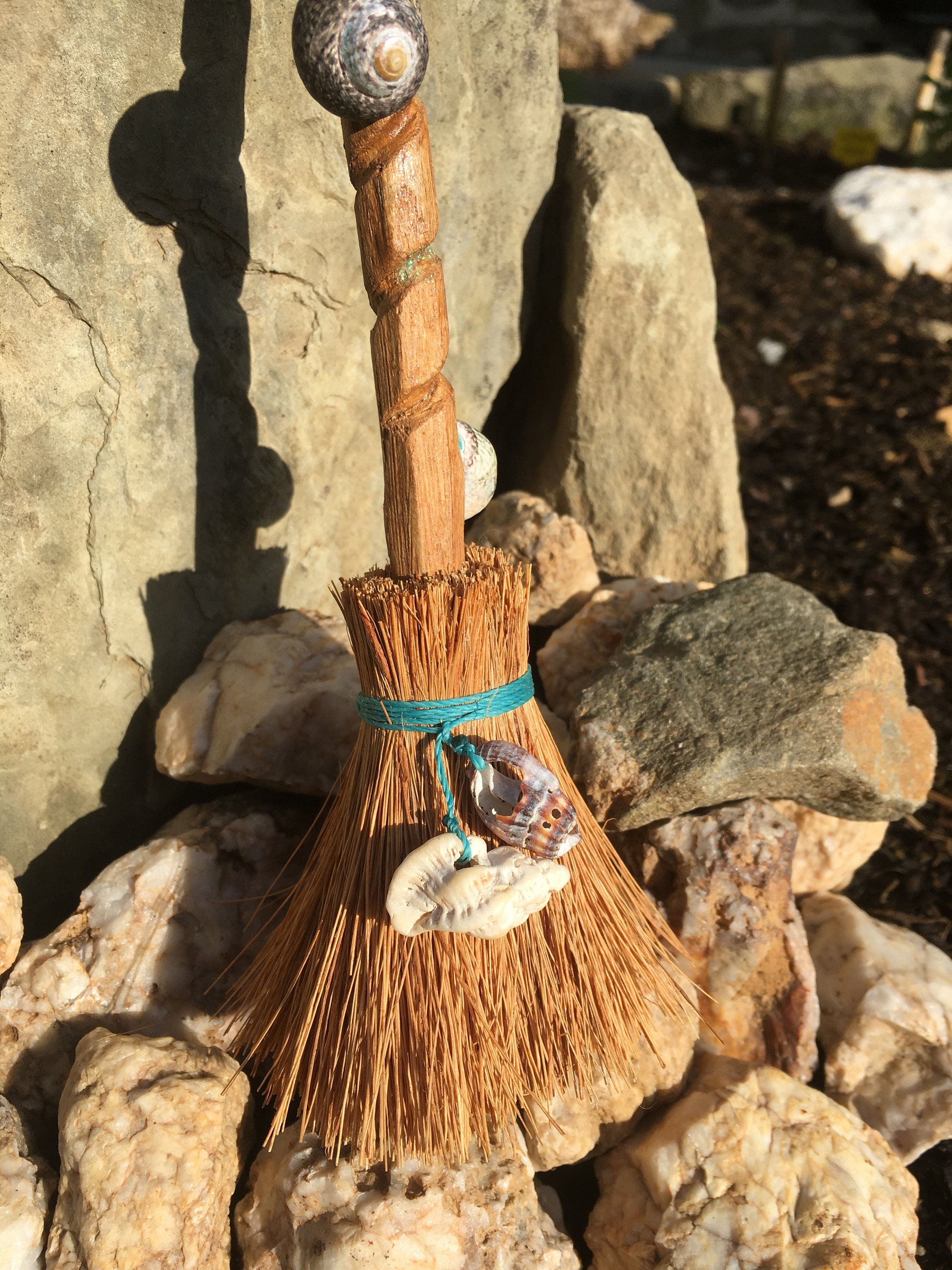 L'appel de L'océan, Balai Sorcière en Bois Sculpté avec Aigue Marine et Coquillage Du Finistère . Al