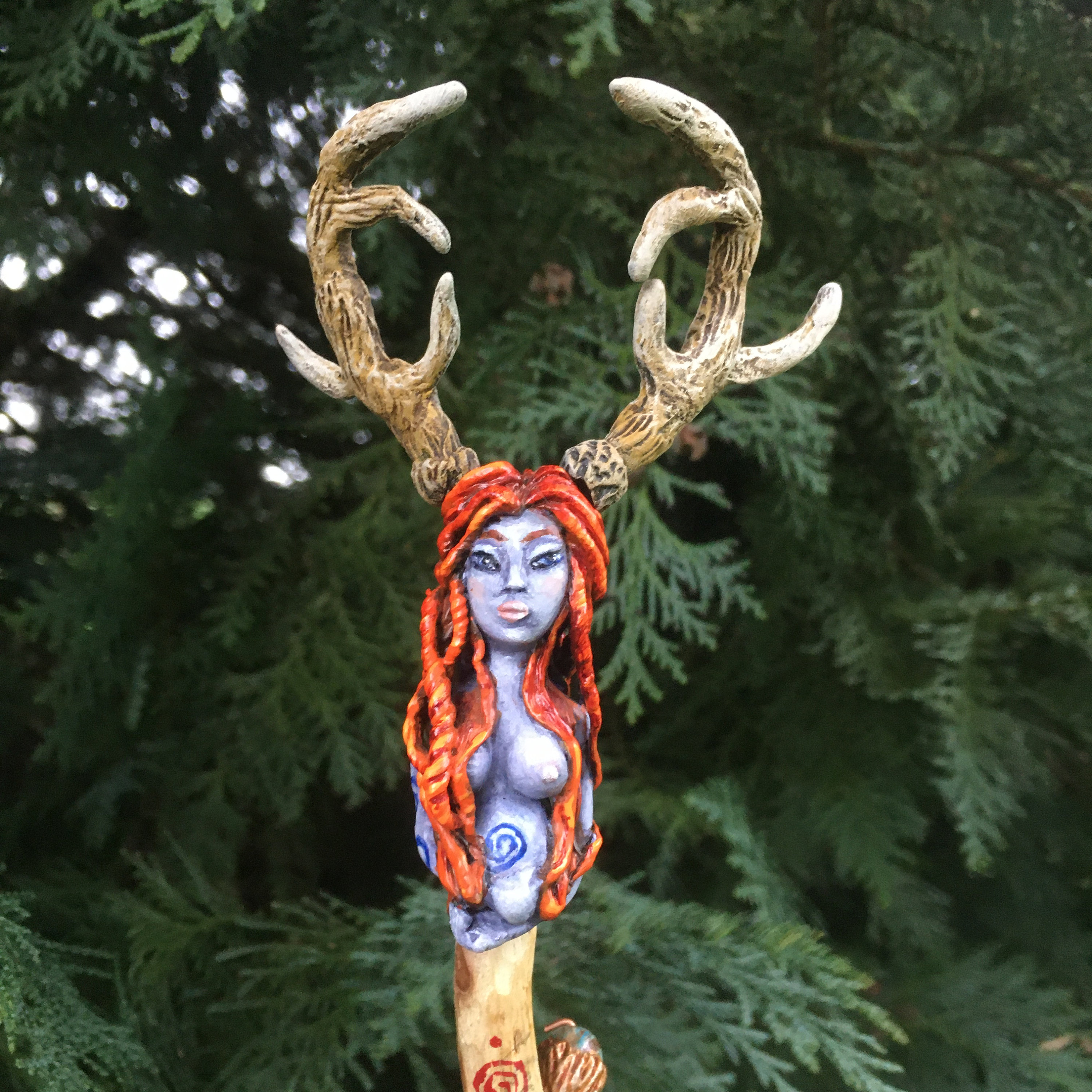 Gaïa Balai de Sorcière Bois d'if avec Quartz Fantôme et Obsidienne Arc en Ciel Gaïa Altar Witch Broo