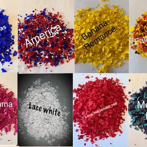 K&ouml;nnte beinhalten: Eine Ansammlung farbenfroher, unregelm&auml;&szlig;ig geformter Flocken, die jeweils mit einem eindeutigen Namen versehen sind. Zu den Farben geh&ouml;ren Blau, Rot, Wei&szlig;, Gelb, Orange, Pink und T&uuml;rkis. Textbezeichnungen sind "10seven Seas", "America", "Banana Romance", "Fall Harvest", "Hot Momma Pink", "Lace white", "Love me tender red" und "Mermaid Love".