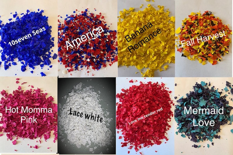 K&ouml;nnte beinhalten: Eine Ansammlung farbenfroher, unregelm&auml;&szlig;ig geformter Flocken, die jeweils mit einem eindeutigen Namen versehen sind. Zu den Farben geh&ouml;ren Blau, Rot, Wei&szlig;, Gelb, Orange, Pink und T&uuml;rkis. Textbezeichnungen sind "10seven Seas", "America", "Banana Romance", "Fall Harvest", "Hot Momma Pink", "Lace white", "Love me tender red" und "Mermaid Love".