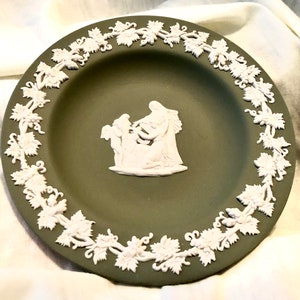 3 1/4&quot; Sweet Dish - Wedgwood Cream on Sage Green Jasperware round