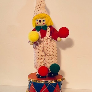 11&quot; Music Box Clown &quot;Winter Wonderland&quot;