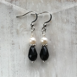 Classy pearl earrings, black and pearl earrings, small drop earrings, Mothers Day gift, minimalistic earrings