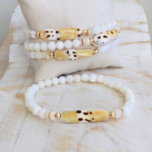 Weißes, elastisches Muschelarmband, Muschelperlenarmband, Geschenk für Brautjungfern, Strandarmband, Abschlussgeschenk, Geschenk zum Muttertag