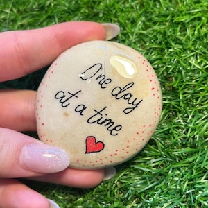 Un jour à la fois, cadeau souvenir, ami, restez fort, je pense à vous, cadeau pour les moments difficiles, cadeau de départ de moins de 10 ans, câlin positif