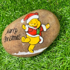 Guijarro personalizado de Navidad de Winnie the Pooh, rellenos de bolsas de golosinas de Disney / tarjetas con nombres de mesa, decoración de tumbas, decoración de tumbas