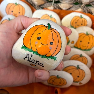 Personalised Halloween home decor pumpkin pebble / Party bag favours / party bag fillers, place name cards bat pebbles cute decorations