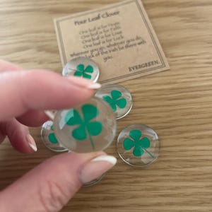 Piedras de cristal con forma de trébol de cuatro hojas de la suerte, con tarjeta de recuerdo. Abrazos de bolsillo. Símbolos de esperanza, fe, amor y suerte.