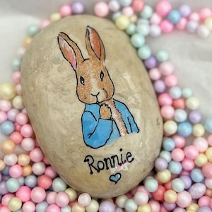 Regalo personalizzato per baby shower Peter Rabbit. Regalo di Pasqua per bambini, battesimi di ciottoli dipinti a mano, regalo per la perdita di un bambino, scatola regalo per ricordi di bambini