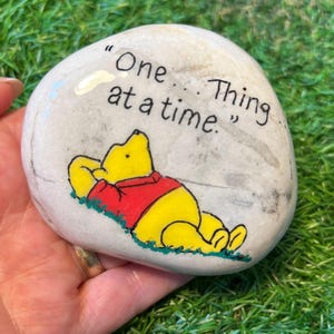 Une chose à la fois, Disney ourson, cadeau souvenir, ami, restez fort, je pense à vous, moments difficiles, cadeau de moins de 10 ans, câlin positif