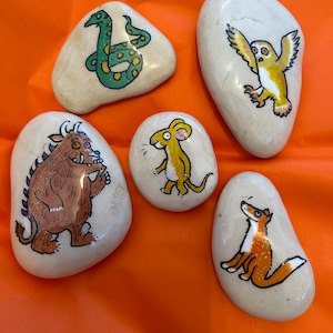 novo termo ano novo atividades sensoriais. recursos de contos de fadas A história inspirada em Gruffalo pedras Montessori