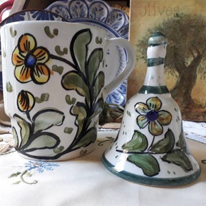 Vintage Spaanse keramische klok. Oude handgeschilderde keramiek. Vintage set van bel en beker. Oude klok en beker