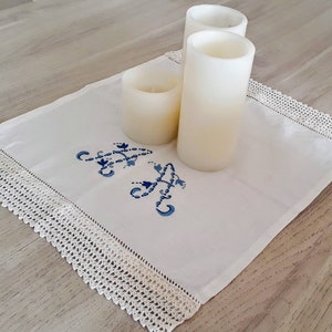 Tapete antigo bordado à mão. Tapete vintage de algodão. Caminho de mesa vintage espanhol. Antigo cerville bordado à mão com letras AA.