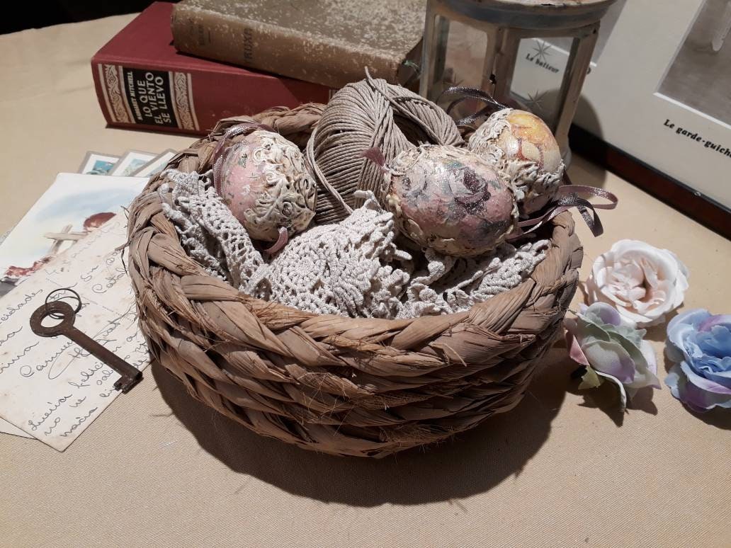 Old straw basket. Vintage basket for otomal decoration for home. Old multipurpose basket. Rustic house decoration. Farmhouse decor