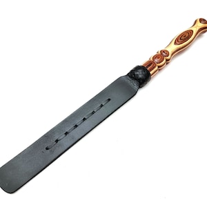 Handgefertigtes Leder Paddel mit Holzgriff - 52 cm