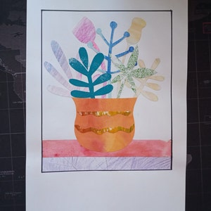 Op de afbeelding: Een collage-kunstwerk op papier met een oranje vaas met twee horizontale gouden golvende lijnen. In de vaas zitten diverse papieren uitsparingen van planten in de kleuren roze, blauw, groen en geel op een rood en paars oppervlak.