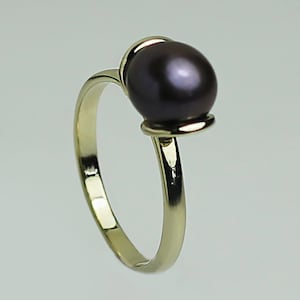 Bellissimo ed elegantissimo anello in vero oro 14 carati e vera perla nera. SPEDIZIONE GRATUITA!!
