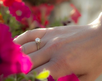 Romantico anello in oro 14k con vera perla. Stile antico e molto particolare, fatto a mano, spedizione gratuita.