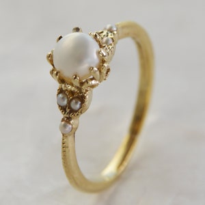 Beautiful and gentle antique 14K gold ring with real Pearls