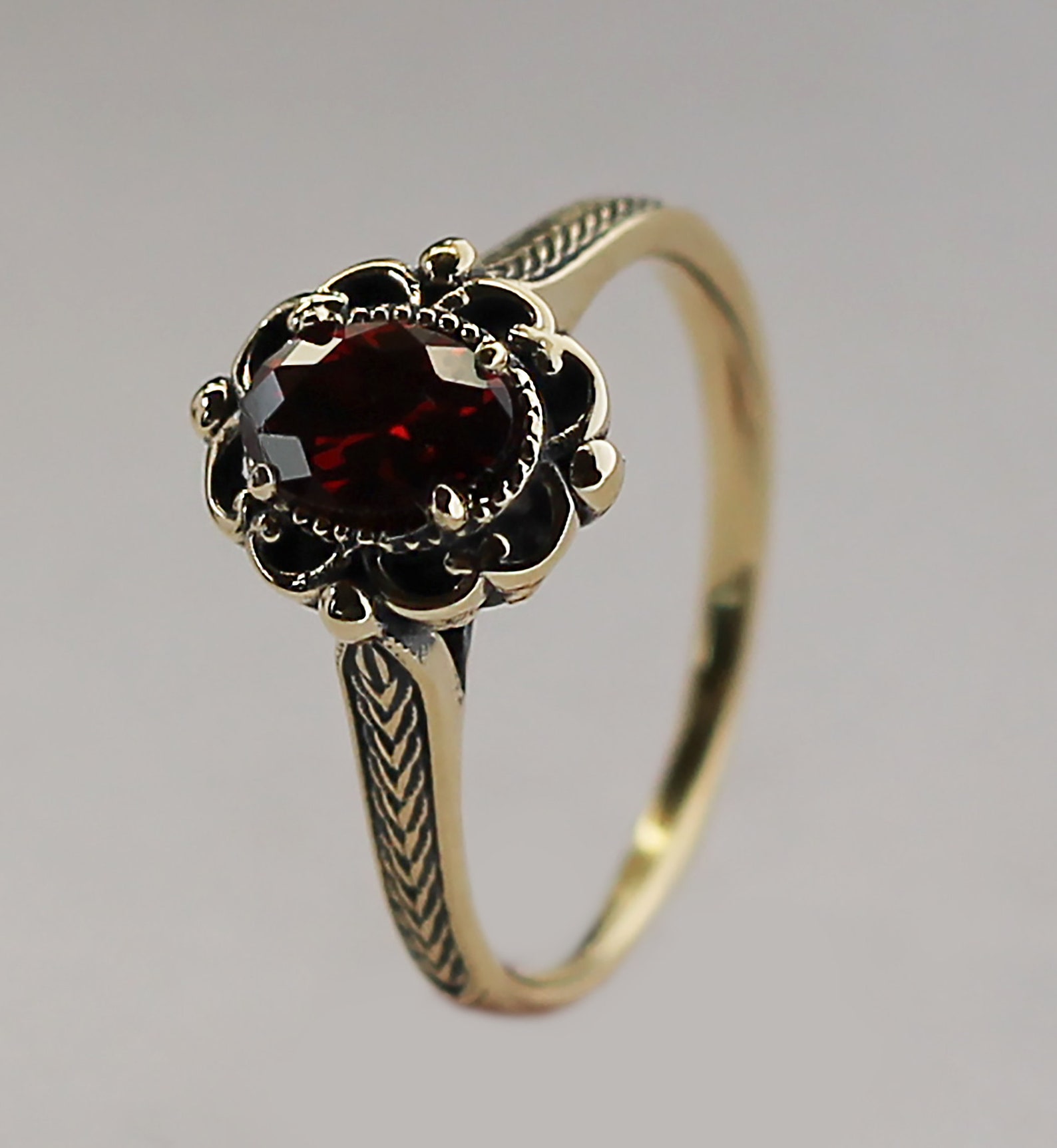 Amazing Real 14K Gold Vintage Ring With a Real Garnet Gemstone - Etsy