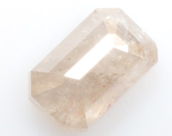 0.70 ct 6.1 x 3.9 mm 天然ルースダイヤモンド ソルトアンドペッパー ライトグレーカラー ジオメトリックエメラルドカットダイヤモンド D570